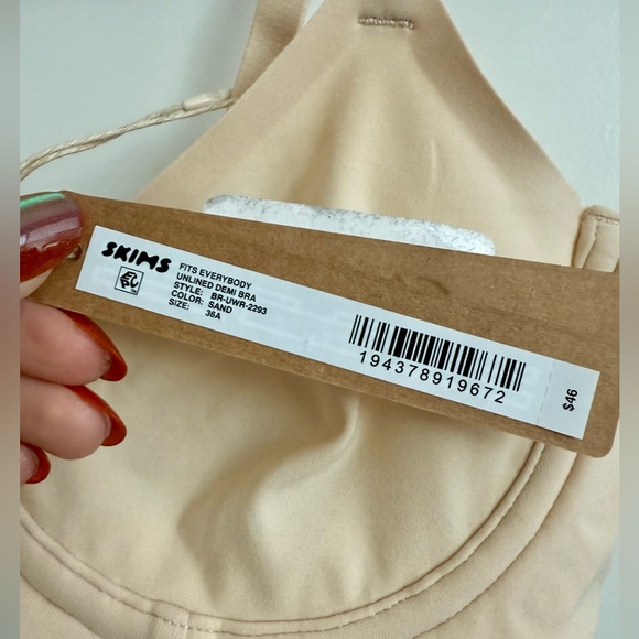 SKIMS FITS EVERYBODY
UNLINED DEMI BRA - Picture 2 of 3